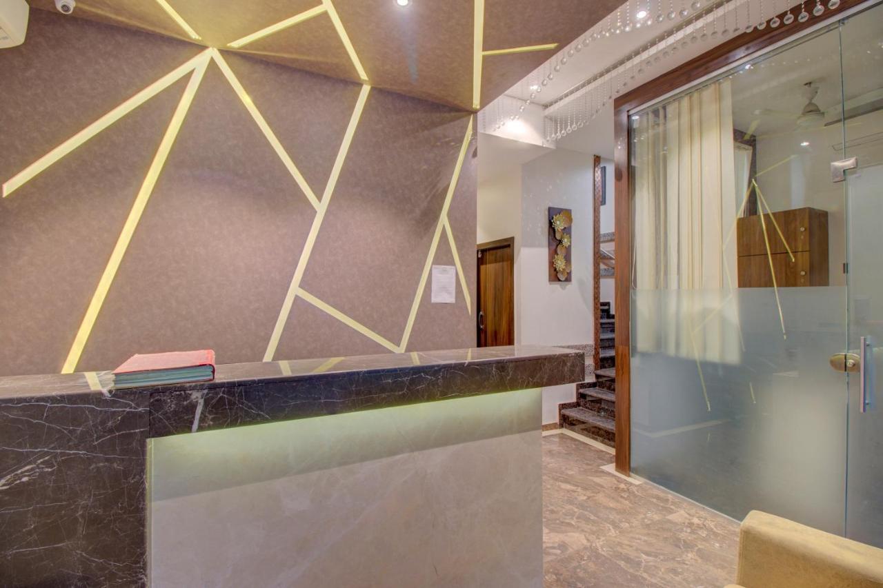 Oyo 76180 Hotel Meriton Мумбаи Экстерьер фото