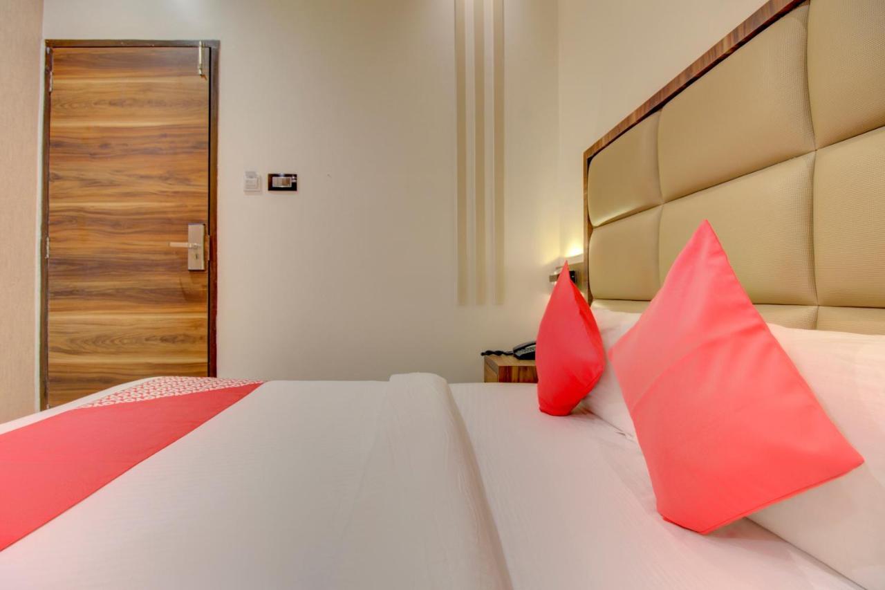 Oyo 76180 Hotel Meriton Мумбаи Экстерьер фото