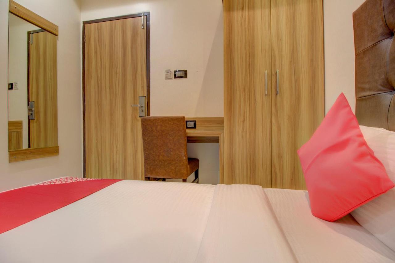 Oyo 76180 Hotel Meriton Мумбаи Экстерьер фото