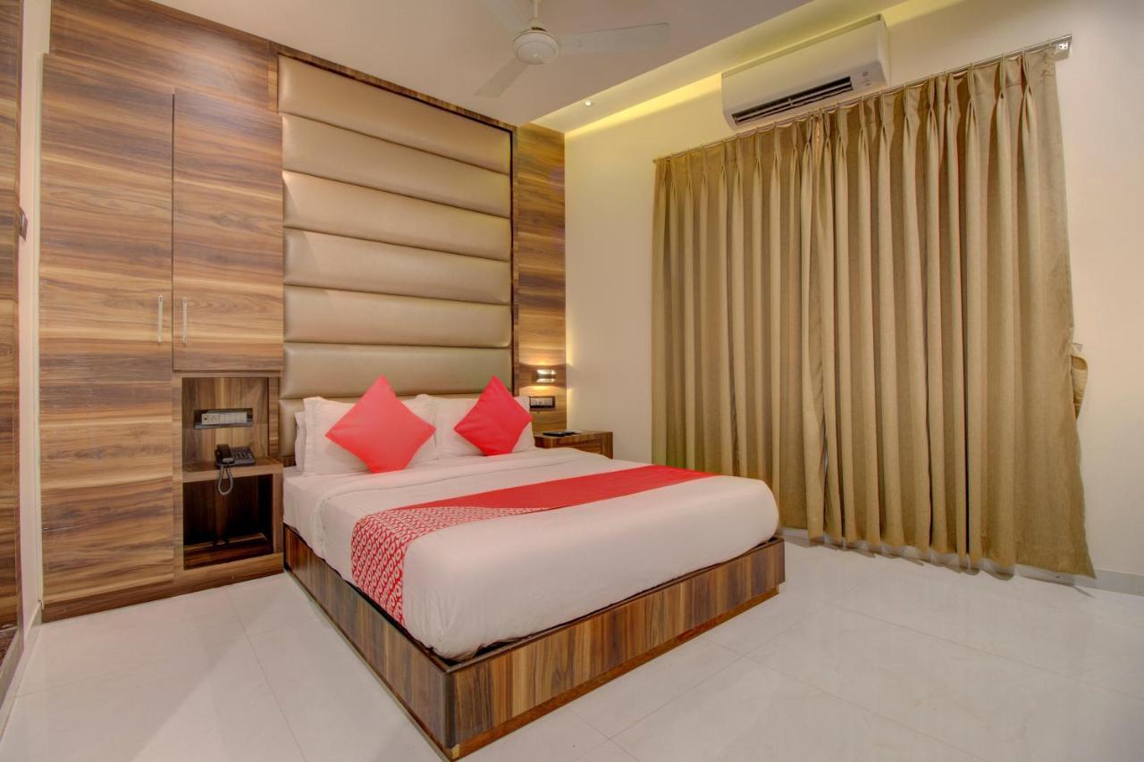 Oyo 76180 Hotel Meriton Мумбаи Экстерьер фото