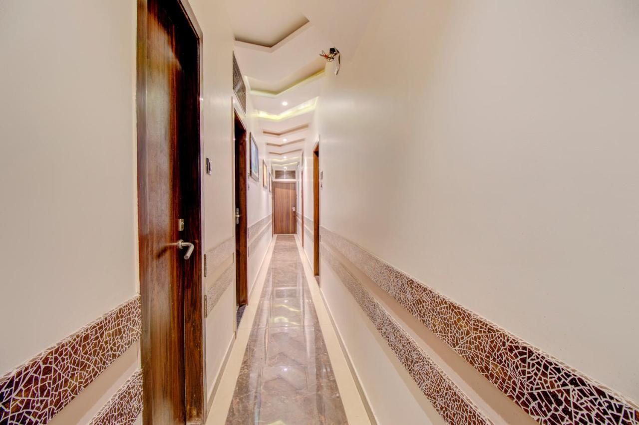 Oyo 76180 Hotel Meriton Мумбаи Экстерьер фото
