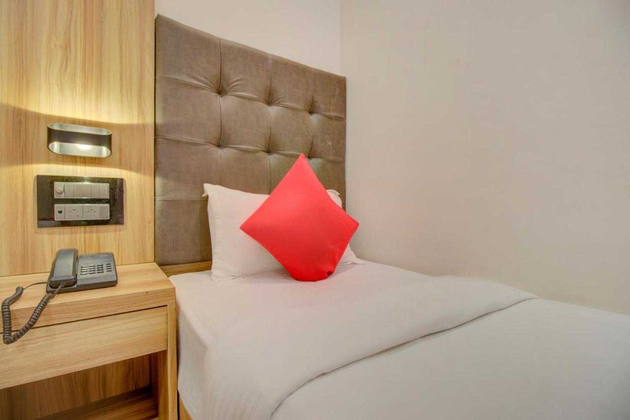 Oyo 76180 Hotel Meriton Мумбаи Экстерьер фото