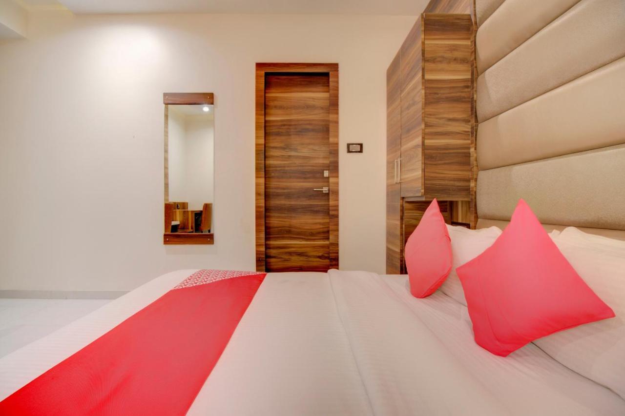 Oyo 76180 Hotel Meriton Мумбаи Экстерьер фото